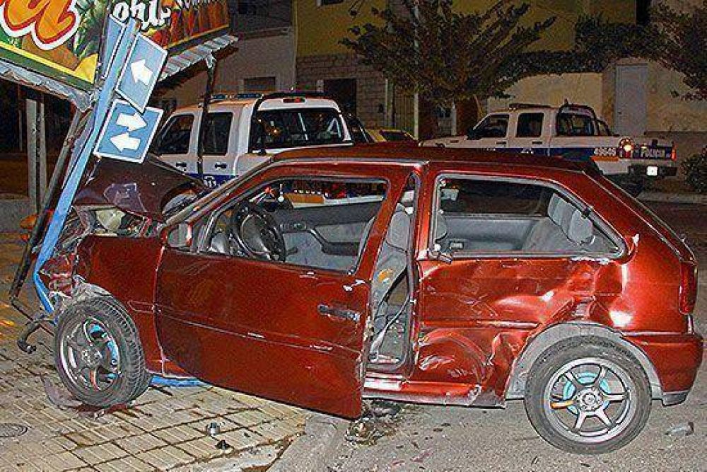 Cuatro heridos por un violento choque entre dos autos