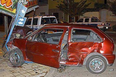 Cuatro heridos por un violento choque entre dos autos