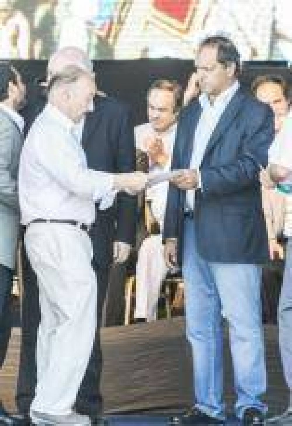 Azul recibi� 700 mil pesos para favorecer la agricultura periurbana