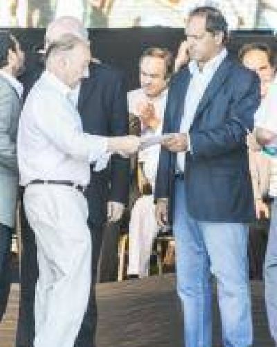 Azul recibi� 700 mil pesos para favorecer la agricultura periurbana