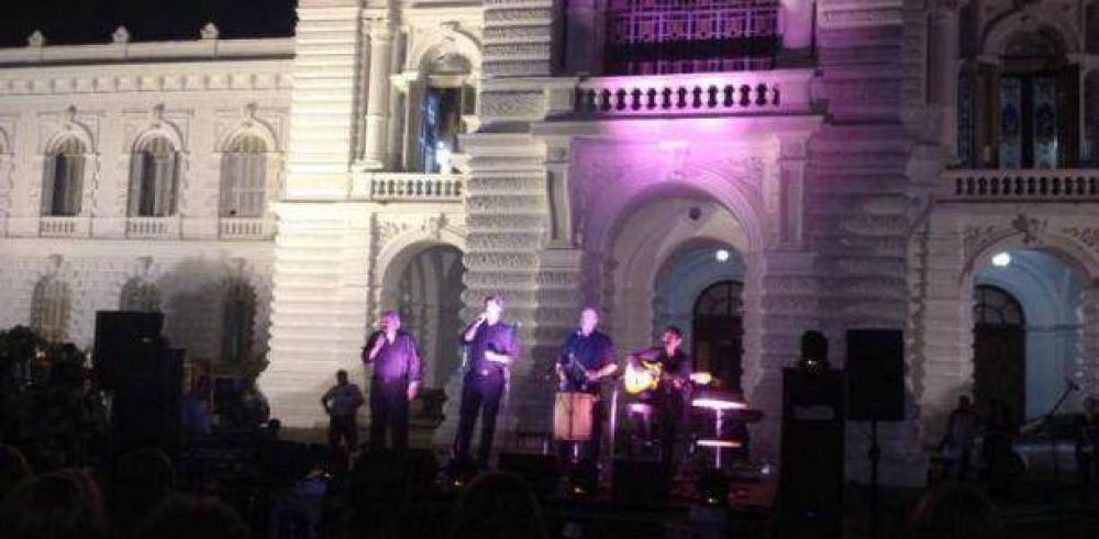 Opus Cuatro cant� villancicos en Plaza Moreno