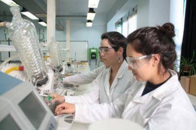 Platenses galardonados por las "Olimp�adas de Qu�mica"