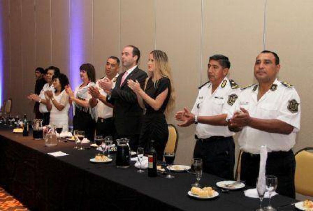Ministro Cornejo destac� el trabajo de la polic�a e inst� a nuevos oficiales a "trabajar por el bien com�n"