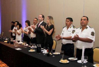 Ministro Cornejo destac� el trabajo de la polic�a e inst� a nuevos oficiales a "trabajar por el bien com�n"