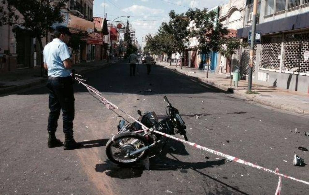 Se mat� un motociclista al chocar contra un auto en C�rdoba
