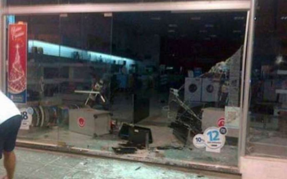 Efectivizan los pagos a comerciantes afectados por los saqueos