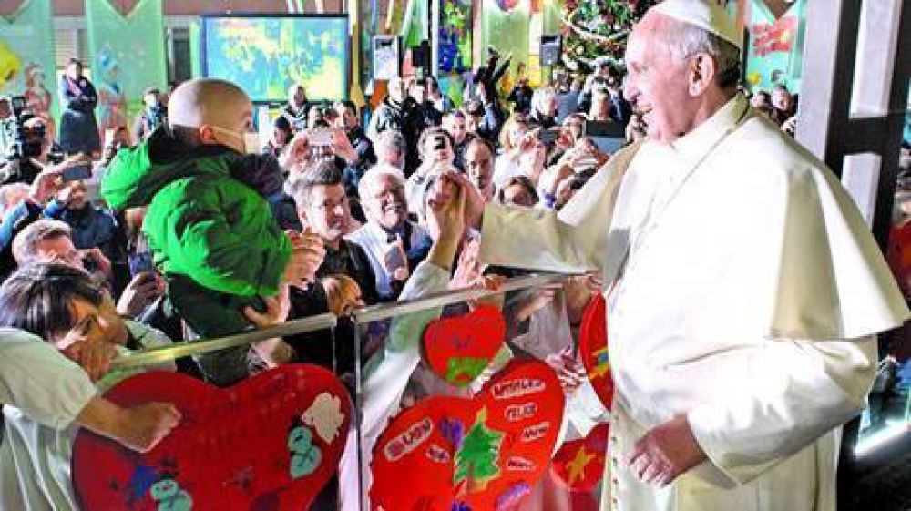 Francisco visit� a chicos hospitalizados