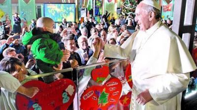 Francisco visit� a chicos hospitalizados