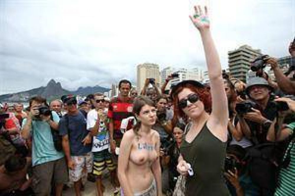 Reclamo en favor del topless en R�o de Janeiro
