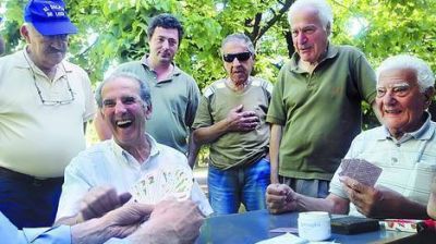 La barra de jubilados que vive en la plaza de Villa Real como en su segunda casa
