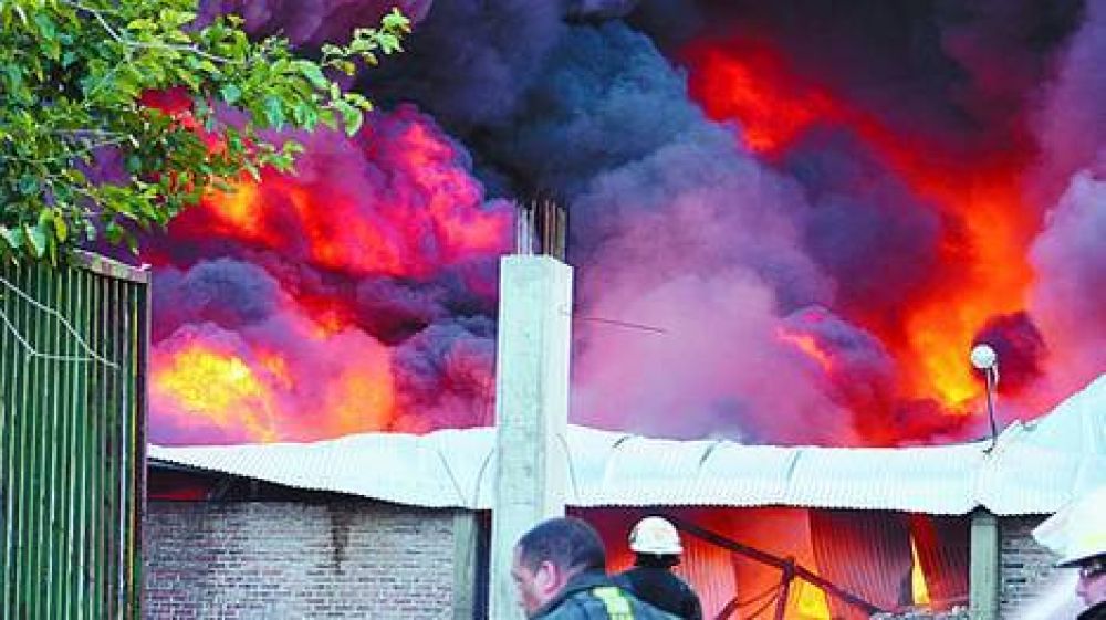 Un incendio destruy� una planta qu�mica en Burzaco