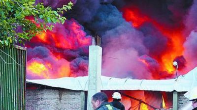 Un incendio destruy� una planta qu�mica en Burzaco