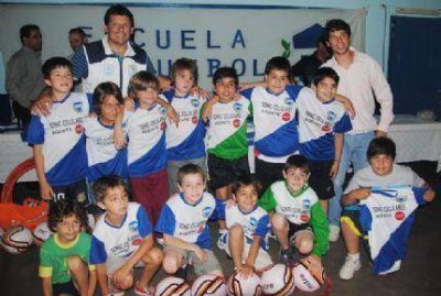 El ex campe�n Ol�mpico don� elementos deportivos a la Escuela de F�tbol Colegiales de Balcarce