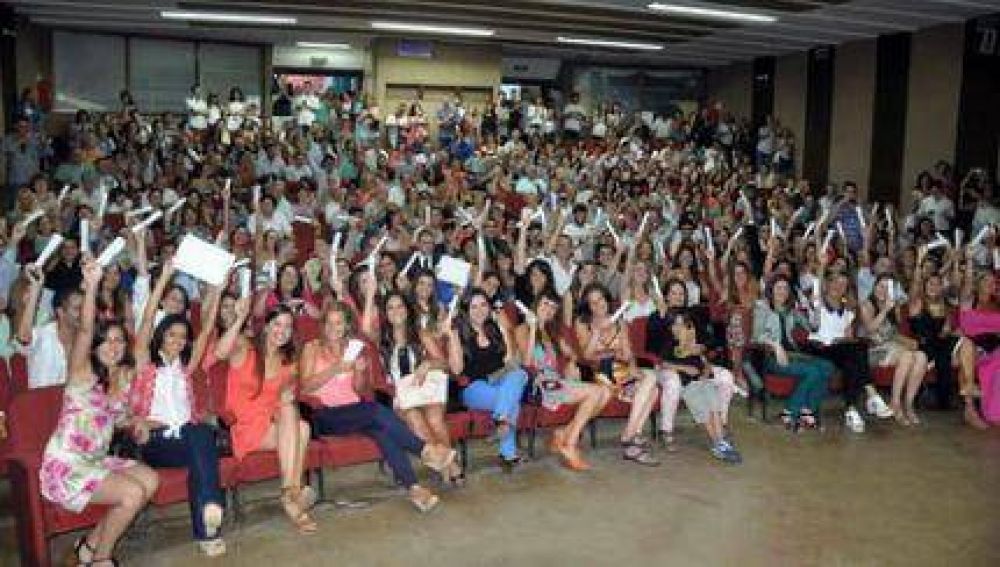 Econ�micas agasaj� a m�s de 150 estudiantes que finalizaron sus estudios