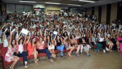 Econ�micas agasaj� a m�s de 150 estudiantes que finalizaron sus estudios
