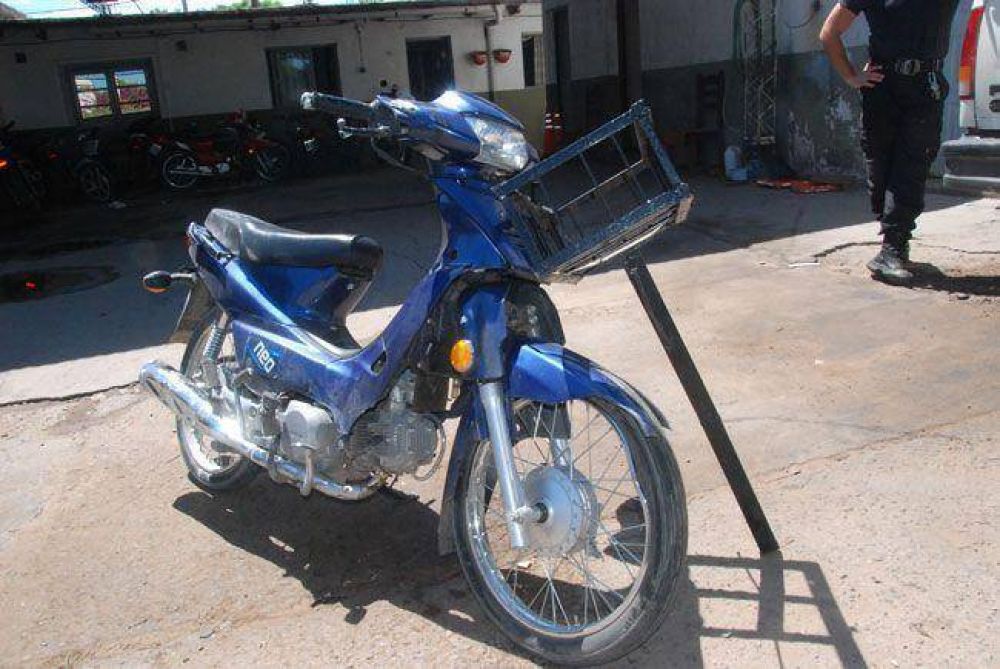 Otro motociclista muerto: se choc� un canasto de basura en la calle Pilcomayo