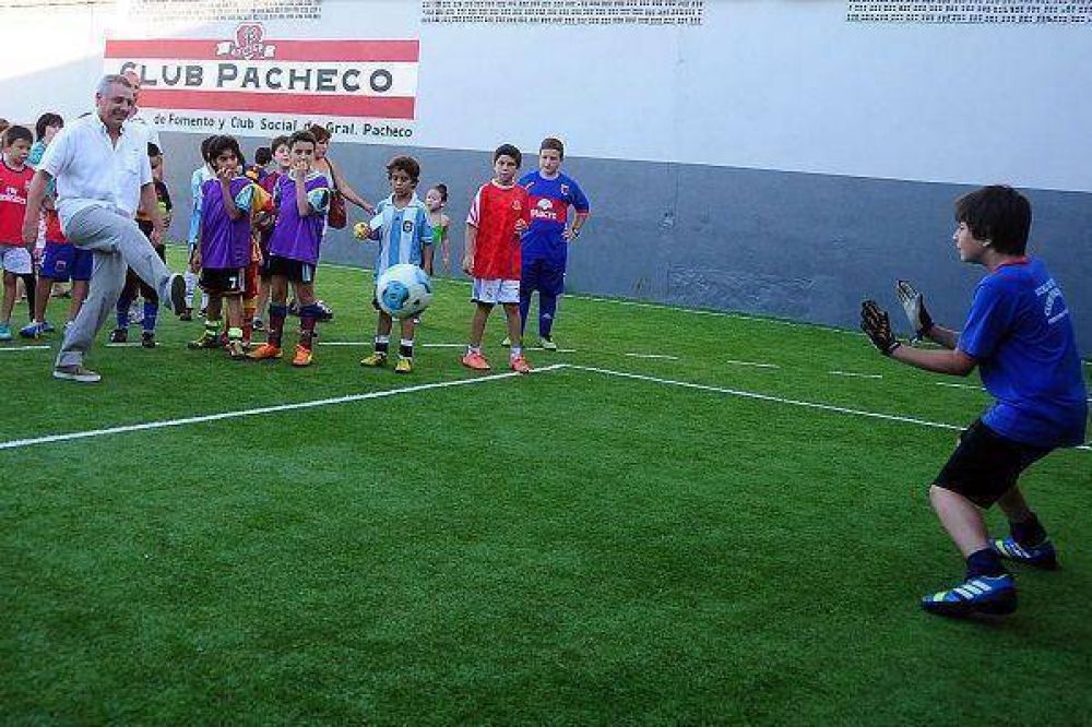 Julio Zamora inaugur� una nueva cancha de f�tbol en el Club Pacheco