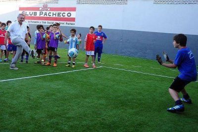 Julio Zamora inaugur� una nueva cancha de f�tbol en el Club Pacheco