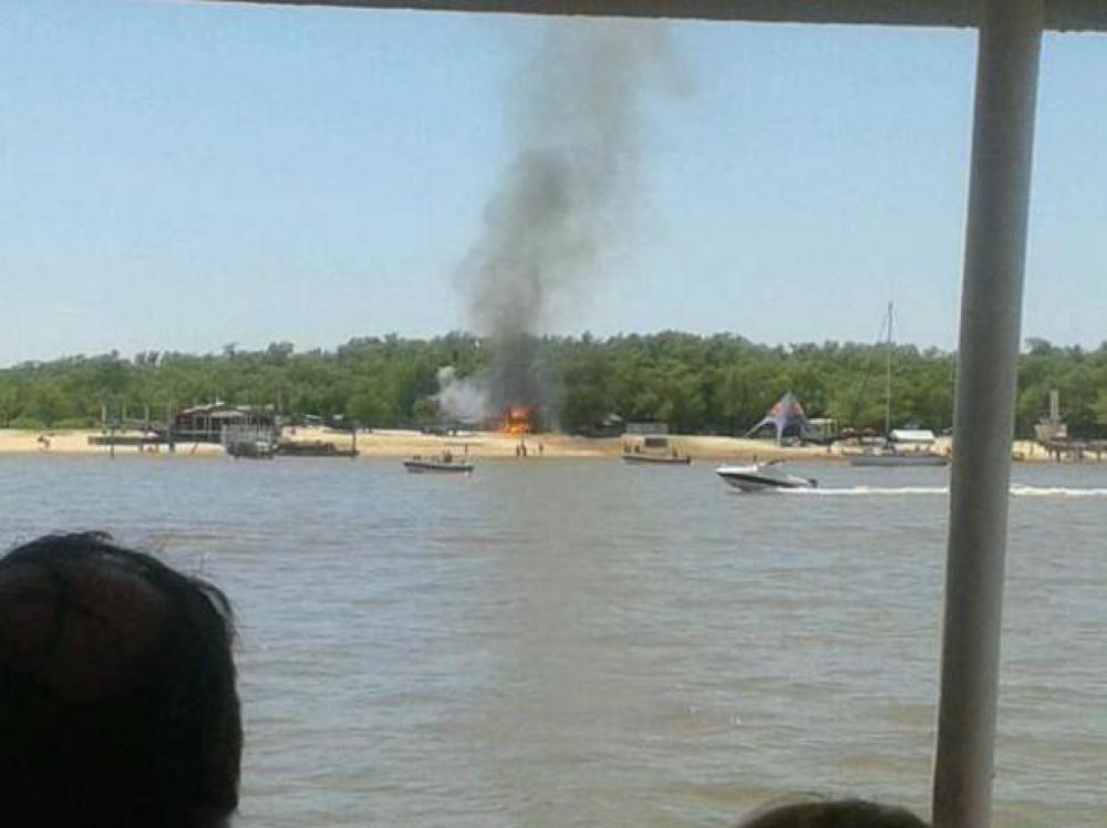 Un hombre result� herido al incendiarse la casa de los due�os del parador Deja Vu, frente a la Fluvial