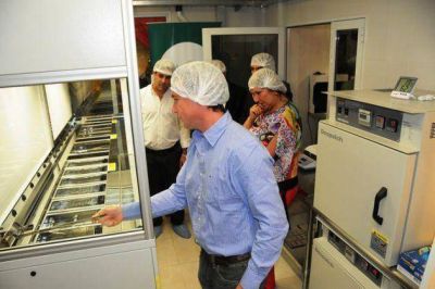 Se inaugur� en Resistencia una f�brica chaque�a de productos �pticos �nica en el pa�s