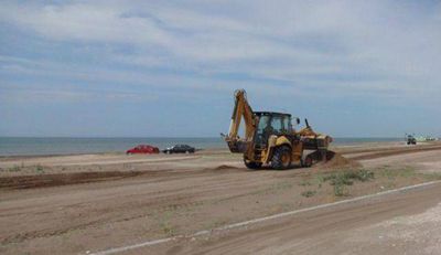 Limpieza de playa y colocaci�n de carteler�a en Claromec�