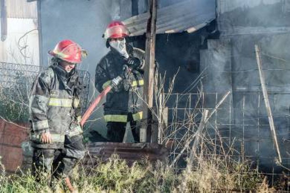 Olvid� vela encendida y se quem� la casa donde viv�a con su madre y una hermana
