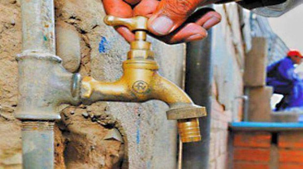 Nuevo corte de agua hace sufrir a miles de habitantes de la regi�n