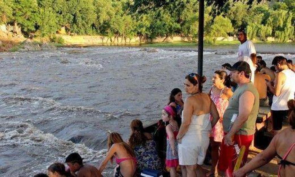 Doce personas fueron rescatadas de las aguas y hay un desaparecido
