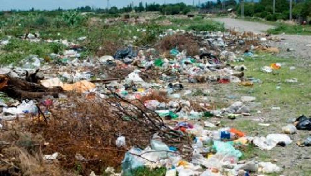 Vecinos reclaman por volcaderos de basura a cielo abierto