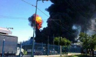 Almirante Brown: Incendio en una planta qu�mica del parque industrial de Burzaco