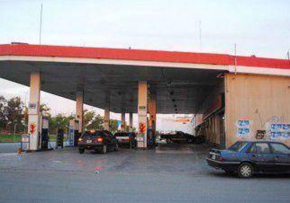 Asaltaron dos estaciones de servicio 