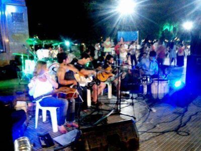  Mucha gente en el cierre de �Imaginaria VI�