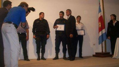 Distinguen a polic�as por su desempe�o en la fuerza