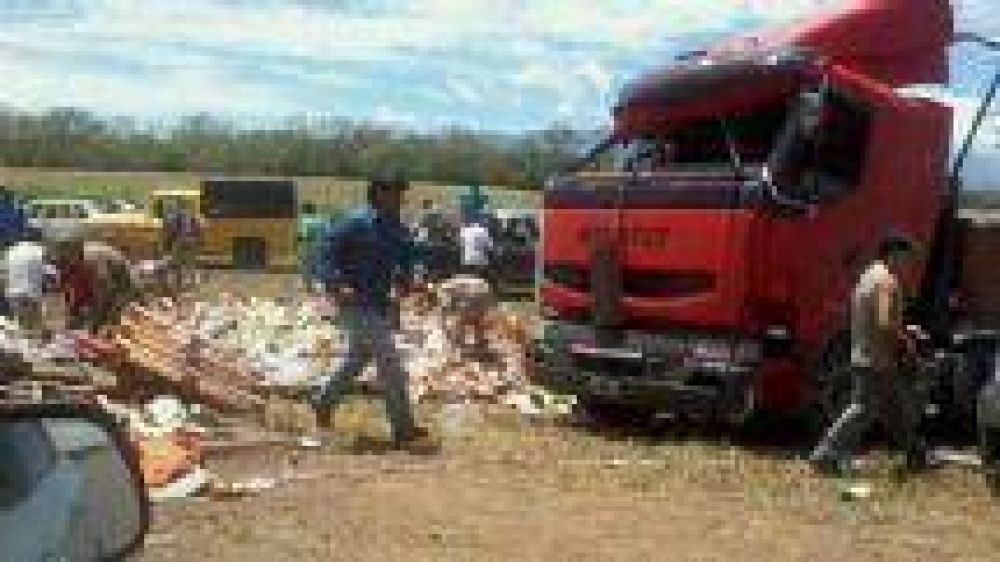 Un cami�n con vino choc� en la ruta 9 y los vecinos se llevaron toda la carga