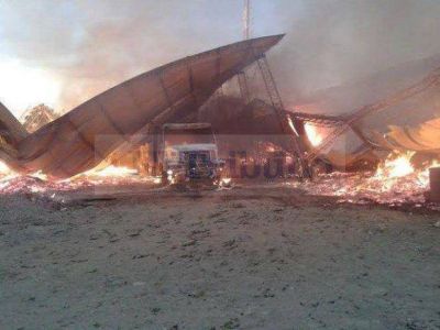 Un voraz incendio destruy� una f�brica de cajones en Or�n