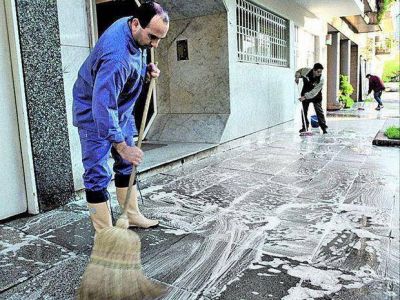 Controlan el derrame de agua en v�a p�blica