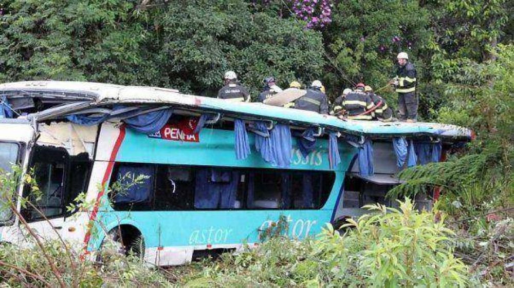 Un autob�s se precipit� por un barranco y provoc� al menos 14 muertos