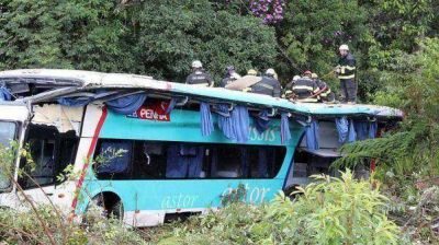 Un autob�s se precipit� por un barranco y provoc� al menos 14 muertos