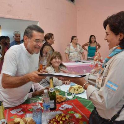 El gobernador entreg� escrituras en el barrio Los Dorados Sur de Chilecito