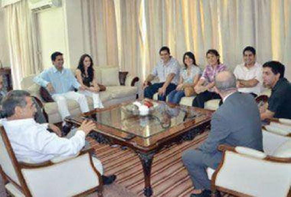 Beder recibi� a m�dicos riojanos que estudiaron en Cuba