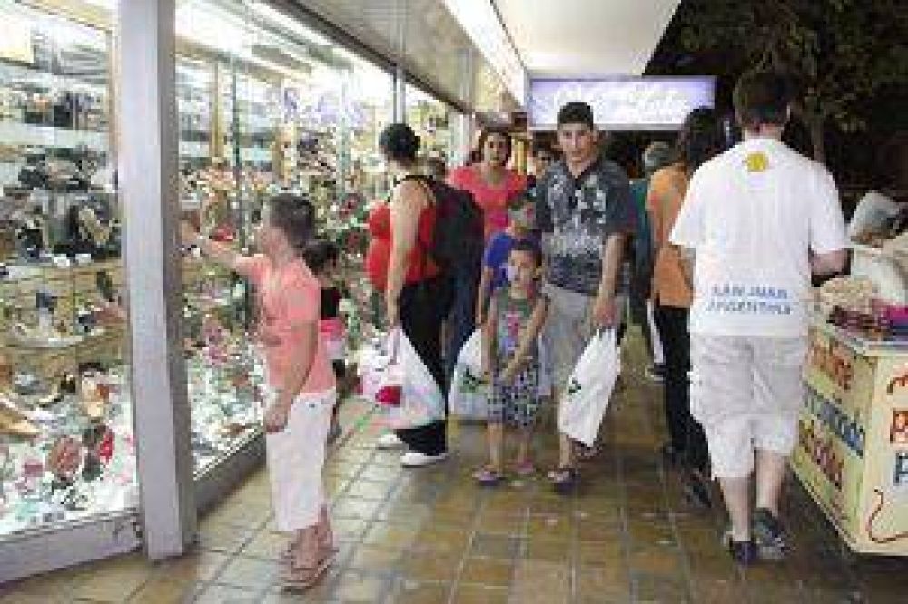 Los sanjuaninos salieron a la calle a hacer compras para las fiestas