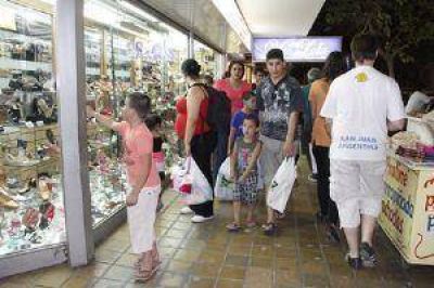 Los sanjuaninos salieron a la calle a hacer compras para las fiestas