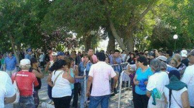 Anunciaron "cordero para todos", no alcanzaron y los partieron al medio