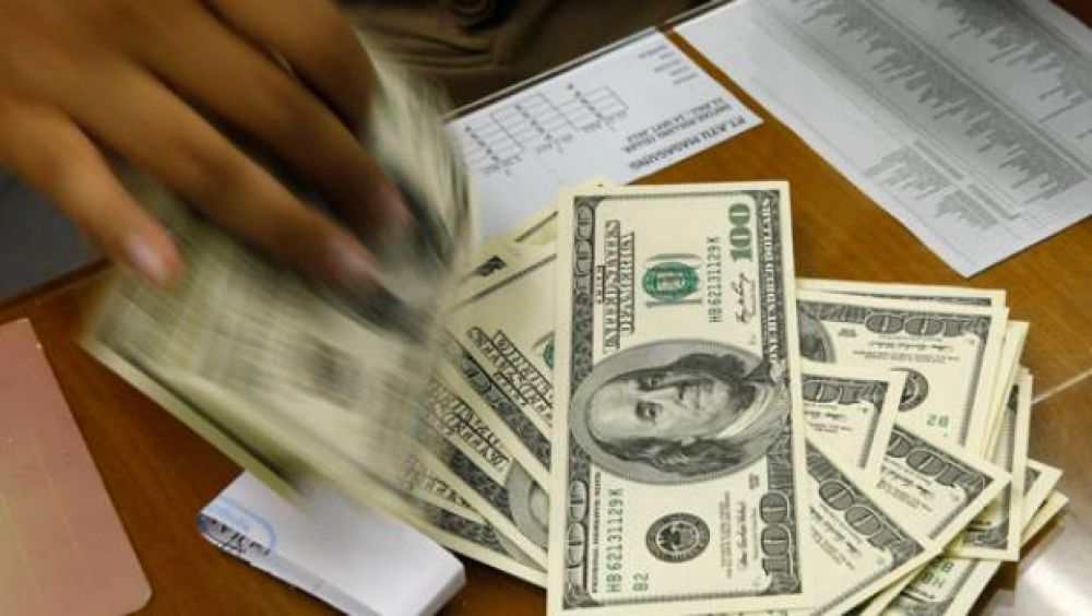 El d�lar oficial cerr� a $ 6,44 y el "blue" se fortalece