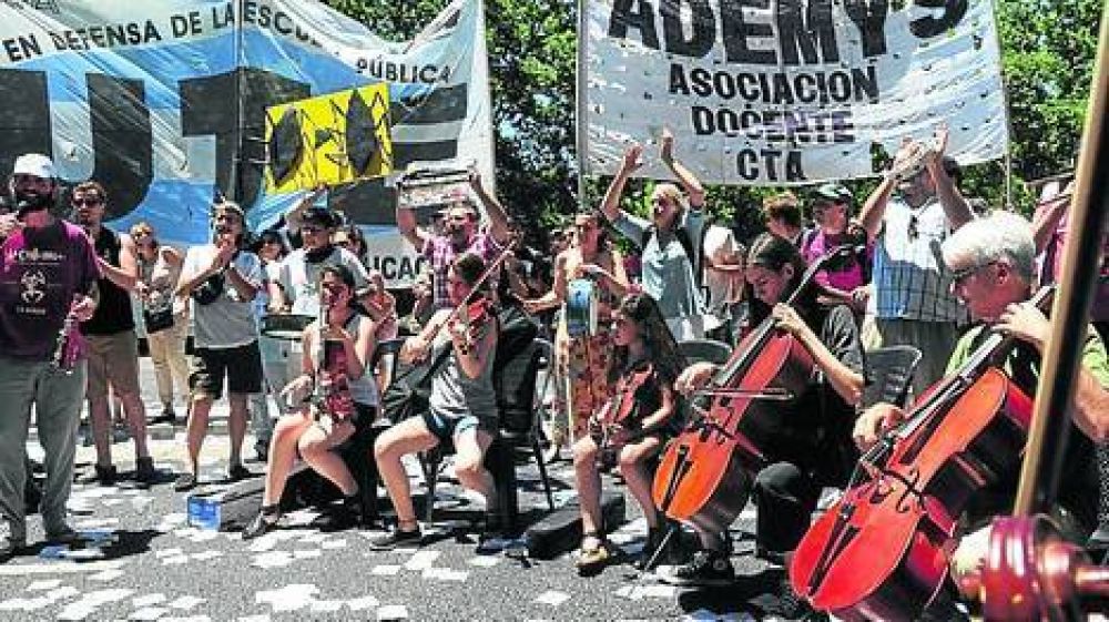 Pol�mica por el despido del director de las orquestas juveniles porte�as