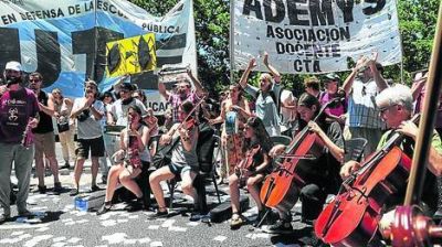 Pol�mica por el despido del director de las orquestas juveniles porte�as