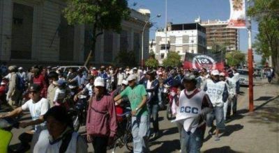 Movimientos sociales reclaman pago a porteros y bolsines