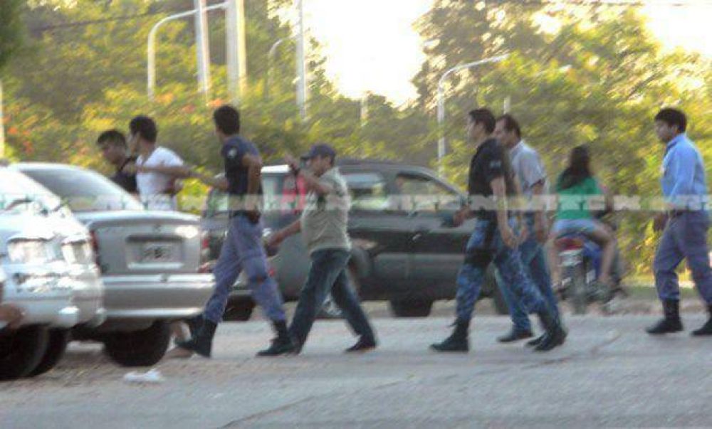 Sujeto detenido por des�rdenes en el hospital, gatill� un arma contra polic�as pero las balas no salieron