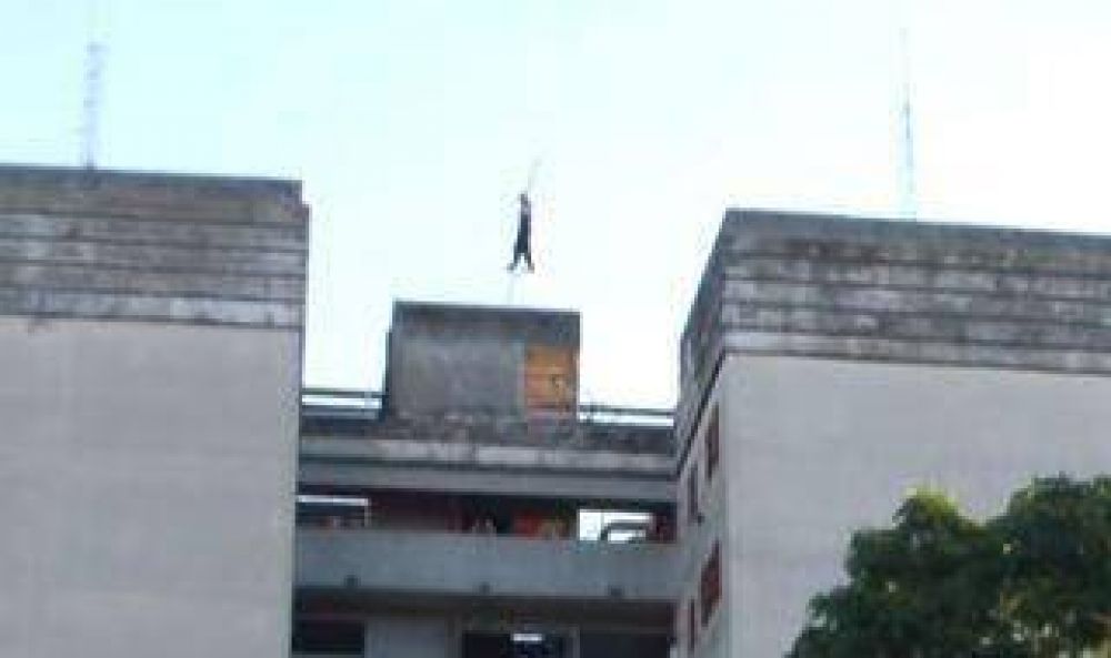 Moreno: Equilibrista sorprende a vecinos cruzando edificios sin red