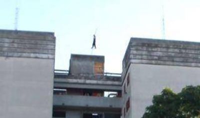 Moreno: Equilibrista sorprende a vecinos cruzando edificios sin red